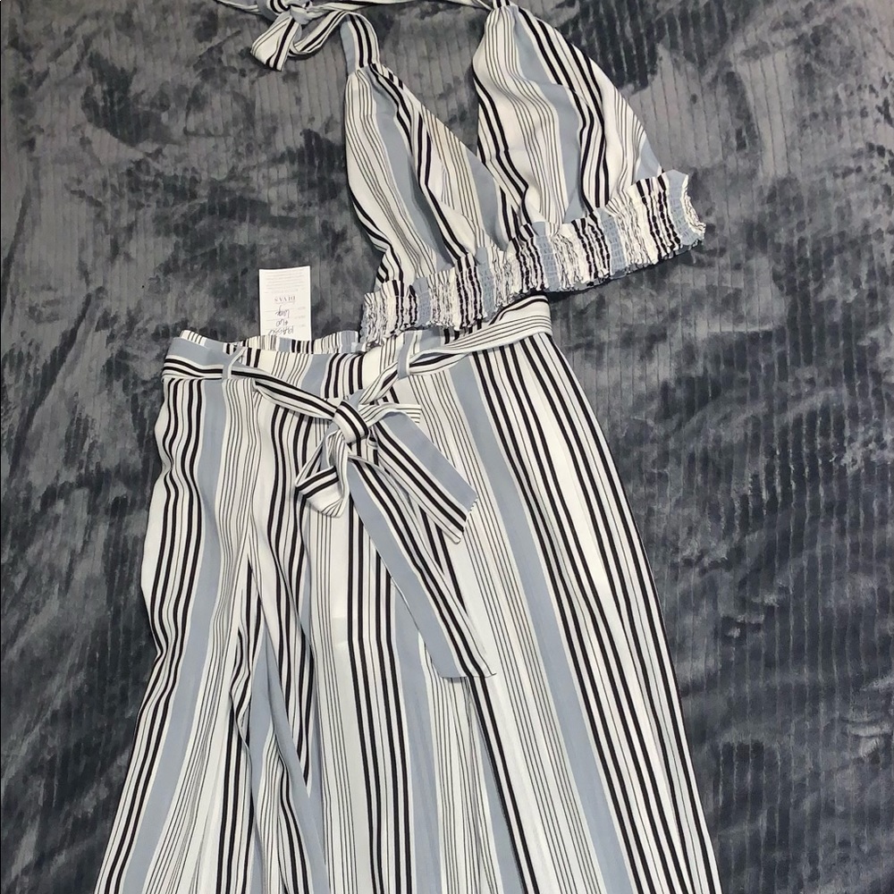 Two piece outfit perfect for summer striped white,blue and black size large - Picture 3 of 8